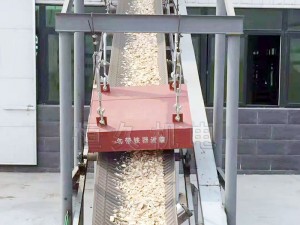 懸掛式永磁除鐵器使用現(xiàn)場